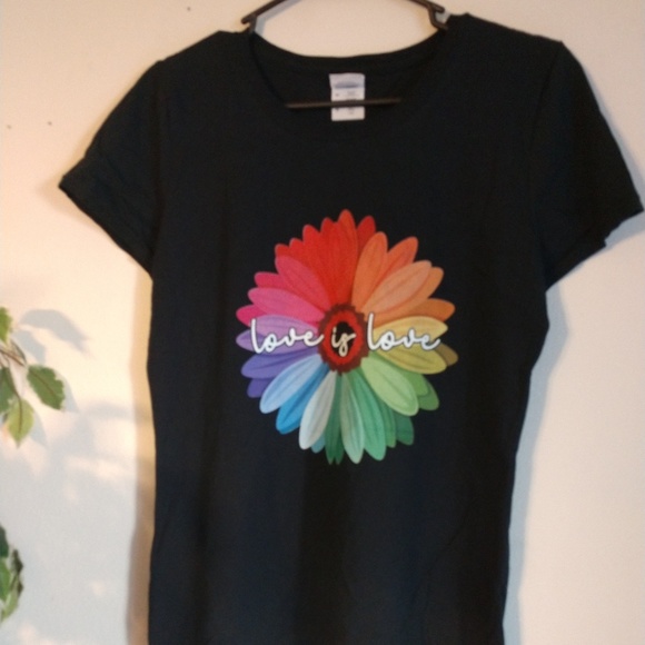 Love is Love graphic t-shirt NWOT - Picture 6 of 8